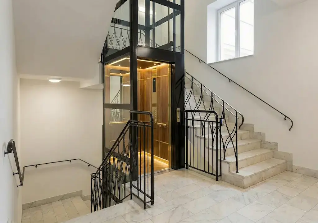 آسانسور وسط پله